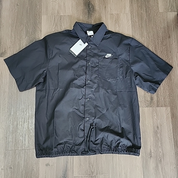 Medium Nike Club Short-Sleeve Oxford Button-Up Shirt Mens Black Loose Fit - Picture 1 of 6